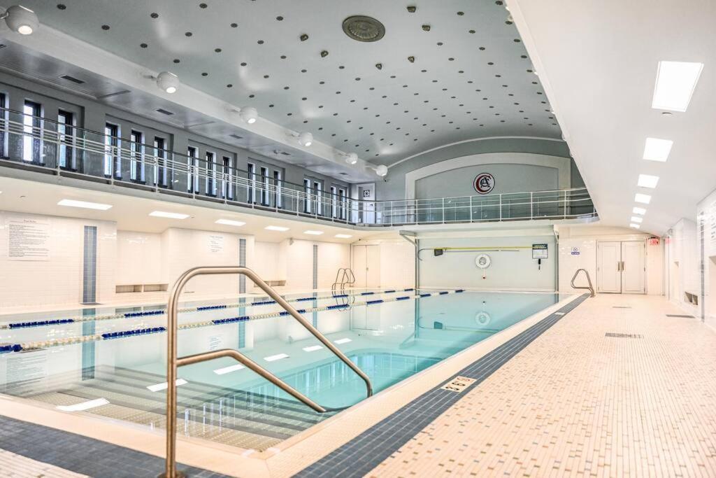 Appartamento Heart Of Dt - Pool & Steam At Playhouse Square 315 Cleveland Esterno foto